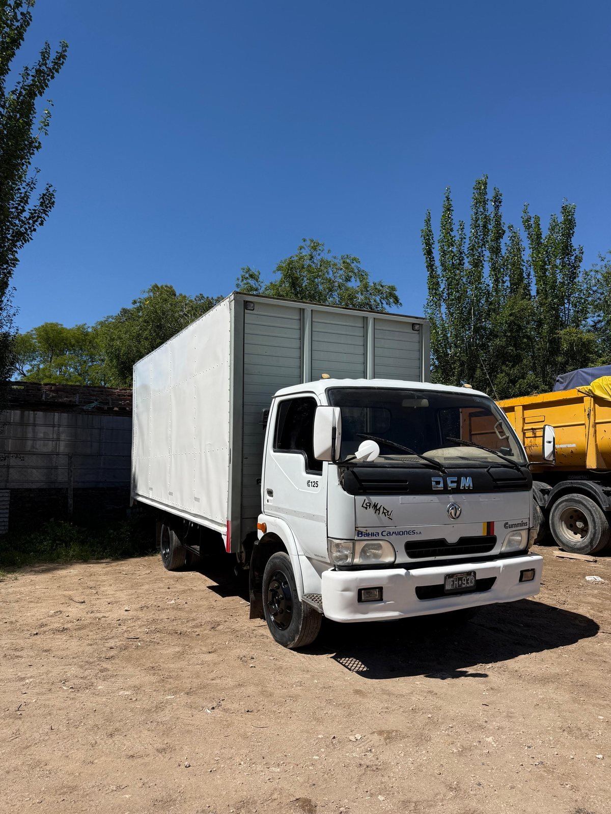 Camión chasis de Lapiru con caja furgón